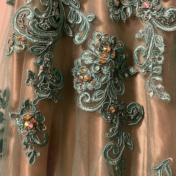 EVENT/PROM GOWN! - Picture 8 of 10